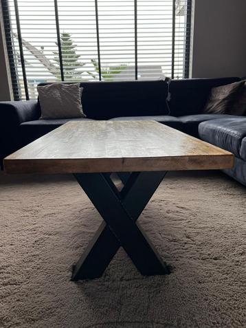 Houten salontafel beschikbaar voor biedingen