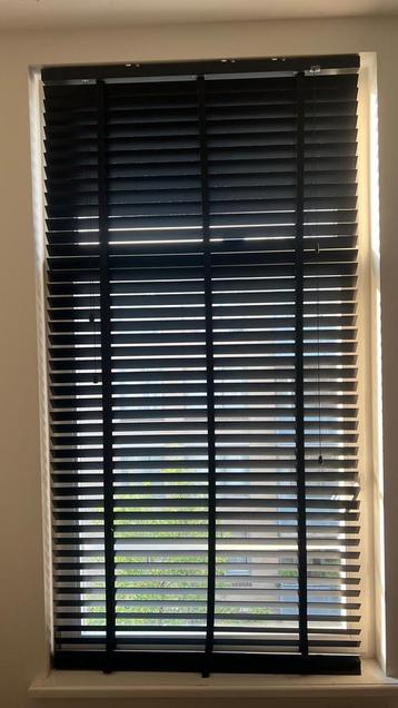 Zwarte houten jaloezien beschikbaar voor biedingen