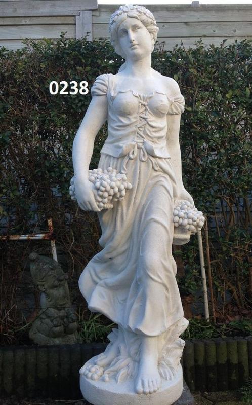 Vrouw met druiven mand, Tuin en Terras, Tuinbeelden, Nieuw, Abstract beeld, Beton, Ophalen