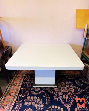 Witte jaren 80 eettafel met kolomvoet beschikbaar voor biedingen