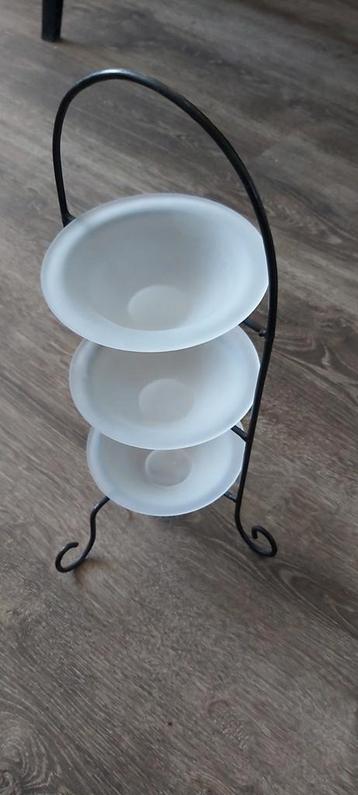 Leuke Mini Etagère met Melkglas Schaaltjes beschikbaar voor biedingen