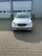 Mercedes E-Klasse 2.6 E240 Sedan AUT 2002 Grijs, Auto's, Mercedes-Benz, Origineel Nederlands, Te koop, Zilver of Grijs, 5 stoelen