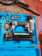 Lucht tacker / spijkermachine, Doe-het-zelf en Verbouw, Gereedschap | Handgereedschap, Ophalen of Verzenden, Gebruikt