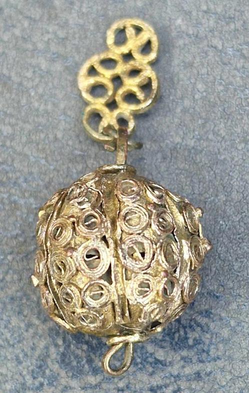 Vrij zeldzame decoratieve knoop 16e / 17e eeuw, Verzamelen, Overige Verzamelen, Gebruikt, Ophalen of Verzenden
