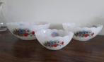 Vintage set Arcopal schalen, bloemmotief melkglas, 3 delig, Ophalen of Verzenden, Overige stijlen, Glas, Schaal of Schalen