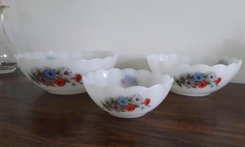 Vintage set Arcopal schalen, bloemmotief melkglas, 3 delig, Huis en Inrichting, Keuken | Servies, Zo goed als nieuw, Schaal of Schalen