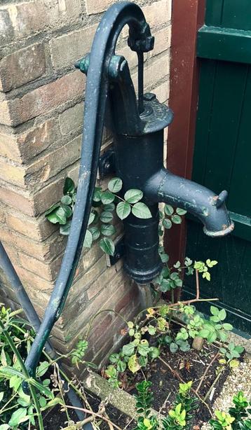 Antieke handbediende waterpomp beschikbaar voor biedingen