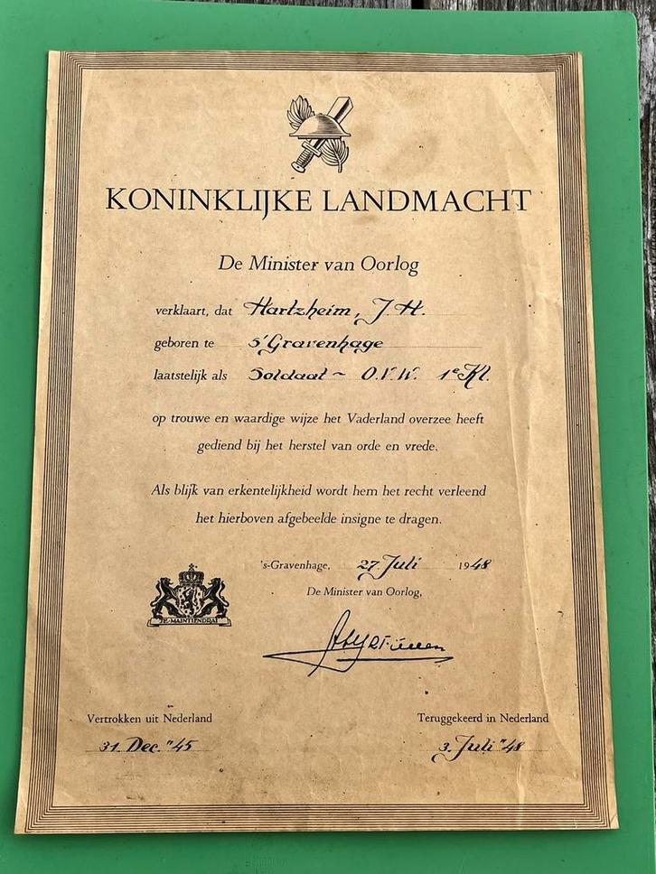 DEMOBILISATIE OORKONDE MET BIJBEHORENDE REVERS SPELD 1945/48, Verzamelen, Militaria | Algemeen, Embleem of Badge, Nederland, Ophalen of Verzenden