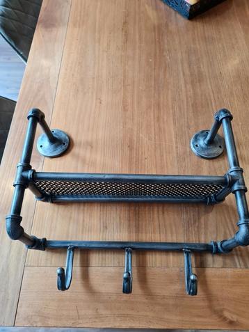 Industriële Wanddecoratie met Haken beschikbaar voor biedingen