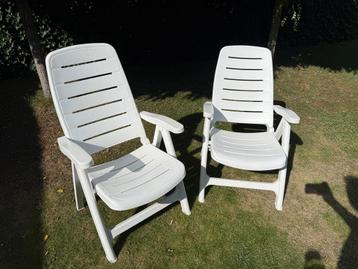2 verstelbare kunststof tuinstoelen wit beschikbaar voor biedingen