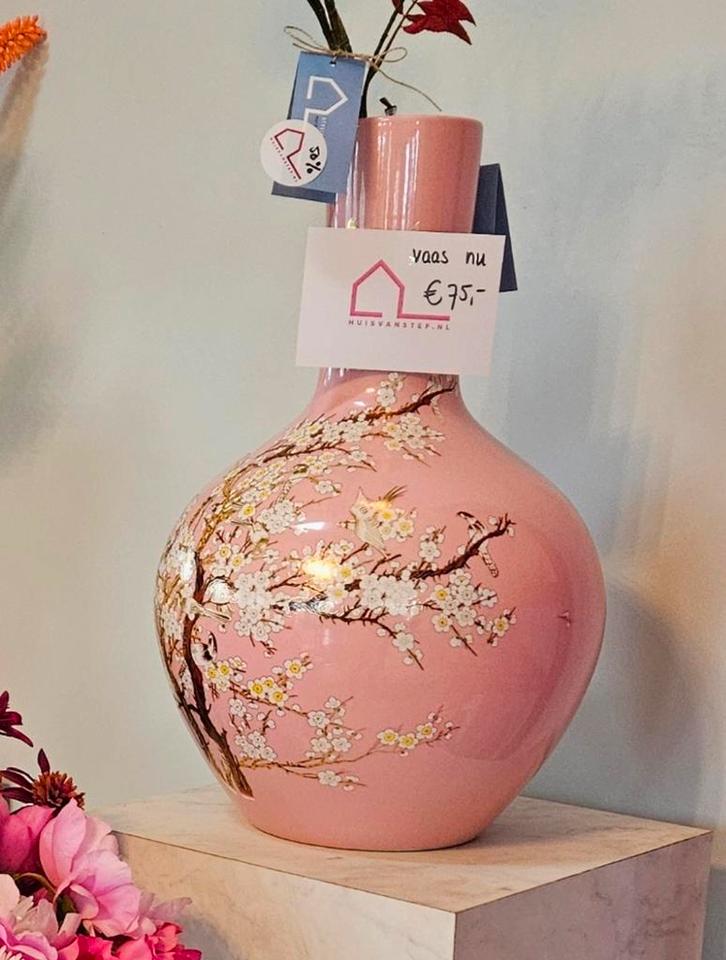 Vaas roze 57 cm hoog, Huis en Inrichting, Woonaccessoires | Vazen, Zo goed als nieuw, Overige kleuren, 50 tot 75 cm, Aardewerk of Porselein