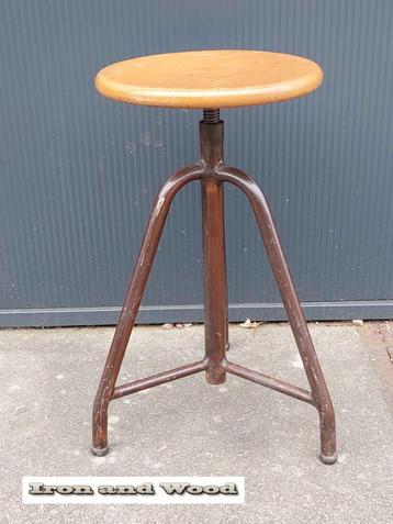 Vintage bruine oude in hoogt verstelbare kruk tot 55 cm beschikbaar voor biedingen