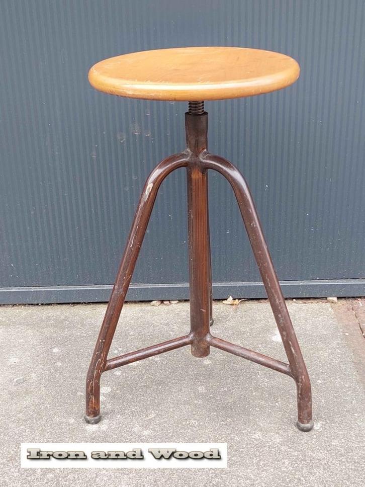 Vintage bruine oude in hoogt verstelbare kruk tot 55 cm, Huis en Inrichting, Krukjes, Gebruikt, Staal, Ophalen of Verzenden