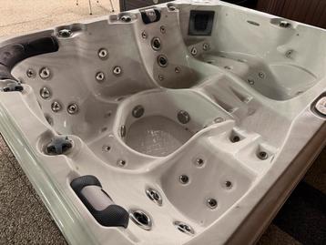 Passion Spa Repose 6 persoons 3 ligplaatsen. Ruime Jacuzzi! beschikbaar voor biedingen