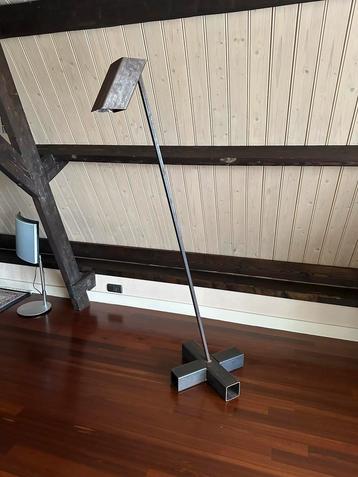 Industrieel staande lamp handgemaakt beschikbaar voor biedingen