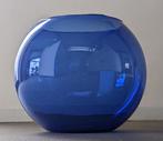 Grote ronde glazen blauwe vaas, Huis en Inrichting, Woonaccessoires | Vazen, Minder dan 50 cm, Glas, Blauw, Zo goed als nieuw