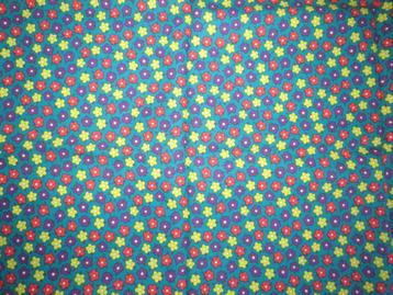 Vintage lap stof groen met gele, roze en paarse bloemetjes beschikbaar voor biedingen
