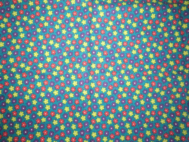Vintage lap stof groen met gele, roze en paarse bloemetjes, Hobby en Vrije tijd, Stoffen en Lappen, Nieuw, Katoen, 30 tot 120 cm