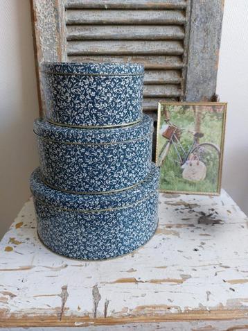 Vintage blauwe blikkenset met witte bloemetjes beschikbaar voor biedingen