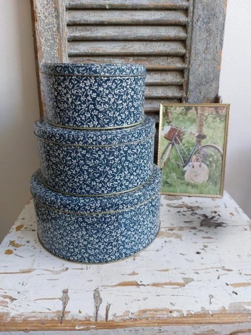 Vintage blauwe blikkenset met witte bloemetjes, Antiek en Kunst, Antiek | Woonaccessoires, Ophalen of Verzenden
