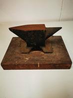 Vintage Aambeeld op Houten Basis, Ophalen of Verzenden