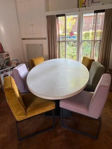 Complete eettafelset betonlook en goed gestoffeerde stoelen beschikbaar voor biedingen