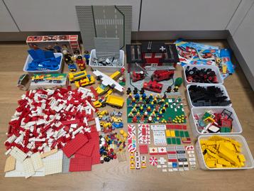 Veel oude Lego, 6382 brandweerkazerne, poppetjes, stenen etc beschikbaar voor biedingen