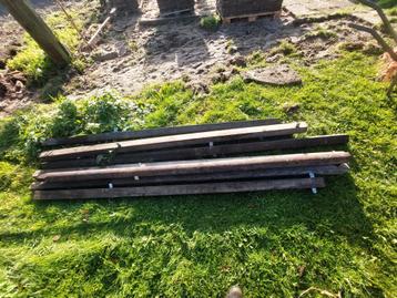 Zsm ophalen: Hardhouten palen en planken beschikbaar voor biedingen