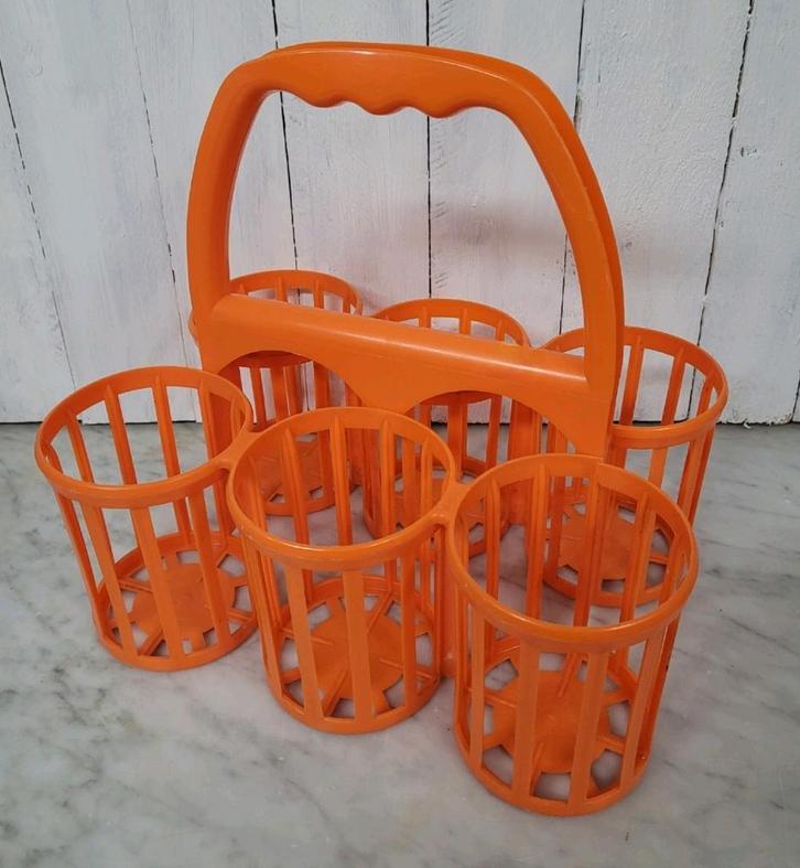 Retro oranje flessenrek., Huis en Inrichting, Woonaccessoires | Wijnrekken, Zo goed als nieuw, Minder dan 50 cm, Kunststof, 5 tot 15 flessen