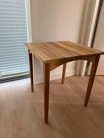 Tafel beschikbaar voor biedingen