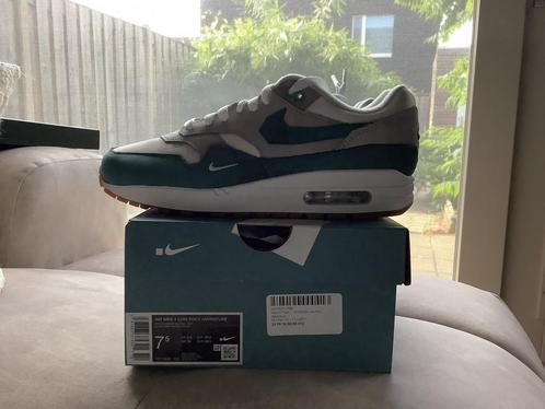Nike Air Max 1 “ Low Poly Adventure Tomb Raider “ maat  40,5, Kleding | Heren, Schoenen, Nieuw, Sneakers of Gympen, Overige kleuren