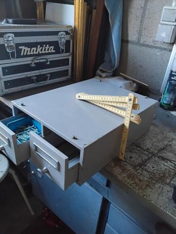 Tk oude metalen kaartenbak beschikbaar voor biedingen