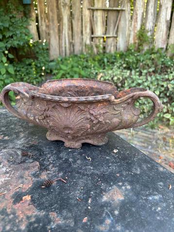 Brocante franse jardiniere gietijzer beschikbaar voor biedingen