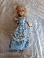 Nette pop Assepoester in haar baljurk, Disney, Cinderella, Gebruikt, Ophalen of Verzenden, Barbie