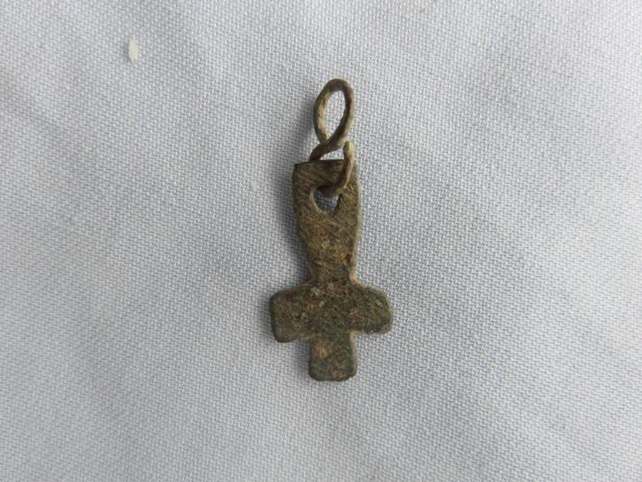 Middeleeuwen - kruisje - 10e - 14e eeuw - bodemvondst, Antiek en Kunst, Antiek | Religie, Ophalen of Verzenden