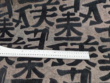 Dikke meubelstof met Chinese tekens €5,00 p.m beschikbaar voor biedingen