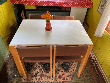 Pastoe eetkamerset uitschuifbare tafel met 4 stoelen beschikbaar voor biedingen