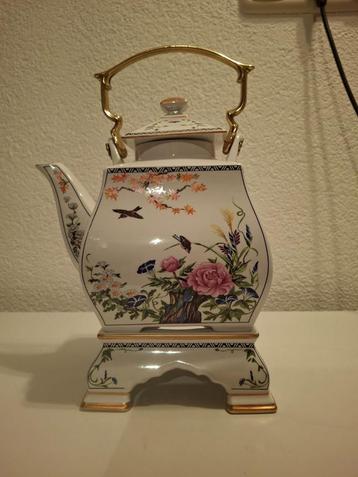 Jugendstil Theepot met Decoratie beschikbaar voor biedingen