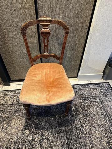 Antiek stoeltje ( op te knappen )  beschikbaar voor biedingen