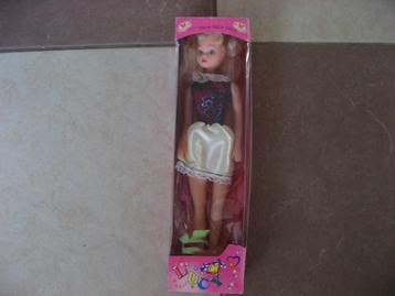 nieuwe barbie Lucy van 29 cm, in doos beschikbaar voor biedingen