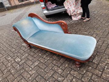 Antieke sofa beschikbaar voor biedingen