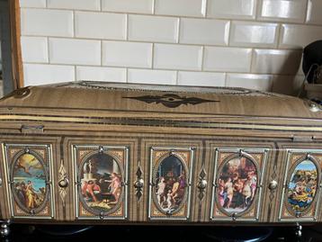 Vintage Blikken trommels met Klassieke Afbeeldingen beschikbaar voor biedingen