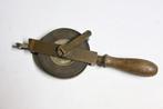 ahrend meetband messing met houten handvat, Antiek en Kunst, Antiek | Gereedschap en Instrumenten, Ophalen of Verzenden