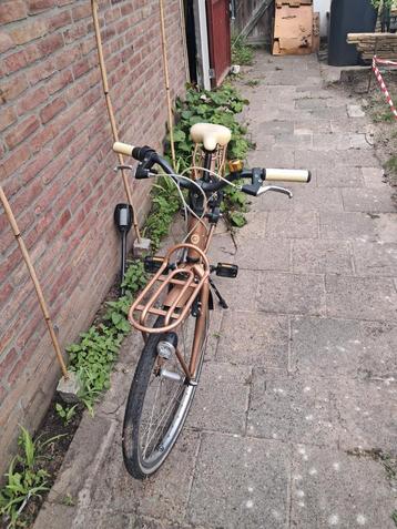 Meidenfiets beschikbaar voor biedingen