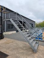 Stalen trap met bordes gegalv. Hoog 2,6 mtr. Nob045