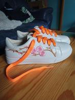 Prachtige witte sneakers roze bloemen en oranje veters 35, Schoenen, Meisje, Ophalen of Verzenden, Zo goed als nieuw