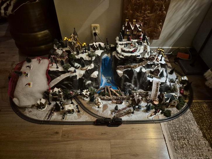 Compleet Kerstdorp met trein en verlichting, Hobby en Vrije tijd, Modeltreinen | H0, Zo goed als nieuw, Treinset, Gelijkstroom