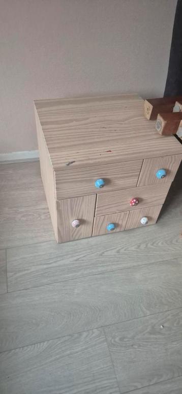 Houten commode met lades. Moet 2 Nov weg