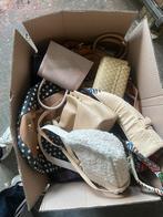 Twee dozen met tassen, Ophalen, Zo goed als nieuw, Overige kleuren