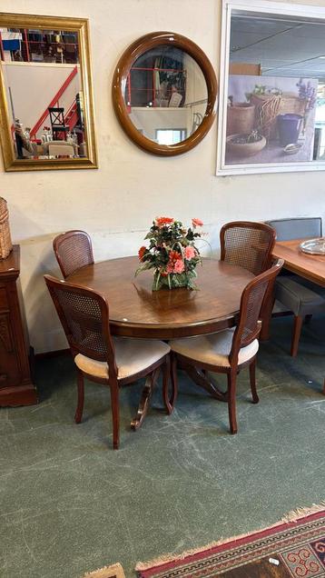 Eettafel met stoelen beschikbaar voor biedingen